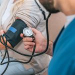 Τι προκαλεί υψηλή αρτηριακή πίεση: οι καρδιολόγοι έχουν ονομάσει 8