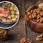 Πώς να ξεφλουδίσετε γρήγορα τα καρύδια χωρίς σφυρί: ένα γρήγορο και αποτελεσματικό πρακτικό hack Πώς να ξεφλουδίσετε γρήγορα τα καρύδια χωρίς σφυρί: ένα γρήγορο