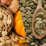 Οι διατροφολόγοι συμβουλεύουν το άλεσμα των σπόρων κολοκύθας πριν την